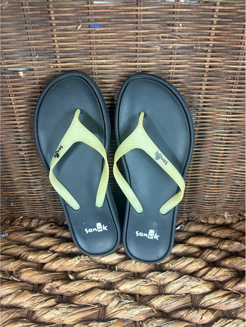 Sanuk black and yellow flip flops